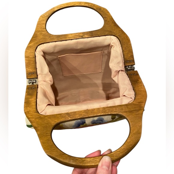 Vintage Floral Linen Wool Hand Embroidered Wood Handle Bermuda Bag 1960’s - Picture 4 of 7